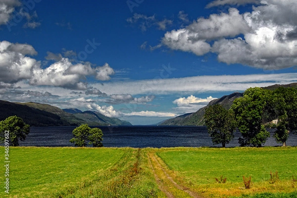 Fototapeta lago con cielo azul