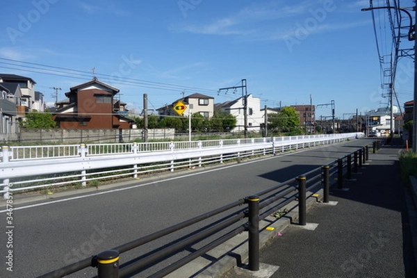 Obraz 晴れた日の線路沿いの道