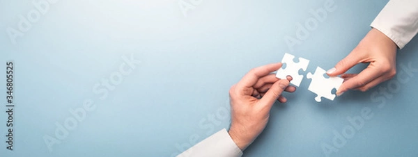 Fototapeta Ludzie trzymają w ręku puzzle. Rozwiązania biznesowe, sukces i strategia.