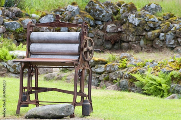 Fototapeta An old laundry mangle
