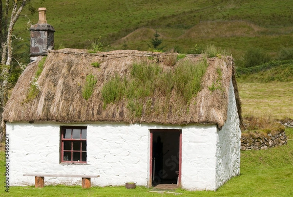 Fototapeta A scottish crofters cottage