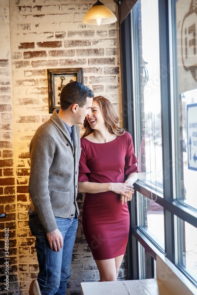 Obraz Pregnant couple in a cafe setting
