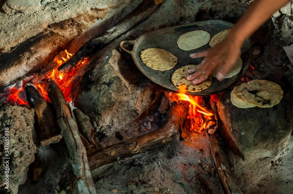 Obraz Preparación de tortillas caseras en fogón tradicional de vivienda en Yucatán, México.
