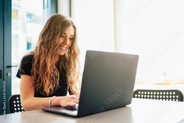 Obraz Giovane ragazza lavora e studia da casa