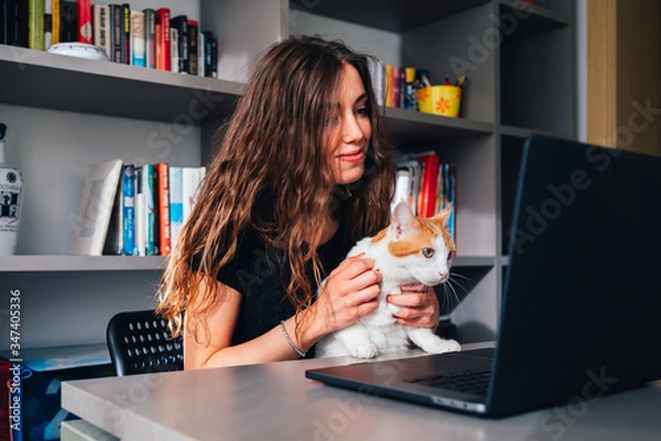 Fototapeta Giovane ragazza in smart woking con il gatto che le tiene compagnia 