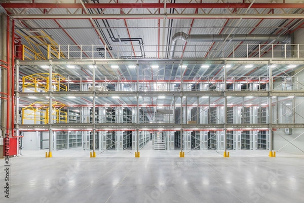 Fototapeta Spacious empty storehouse. Commerical spase