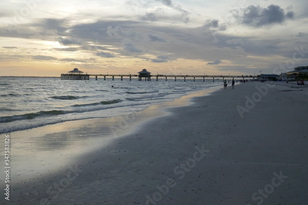 Obraz Pier at the beach with the Sunset in the background