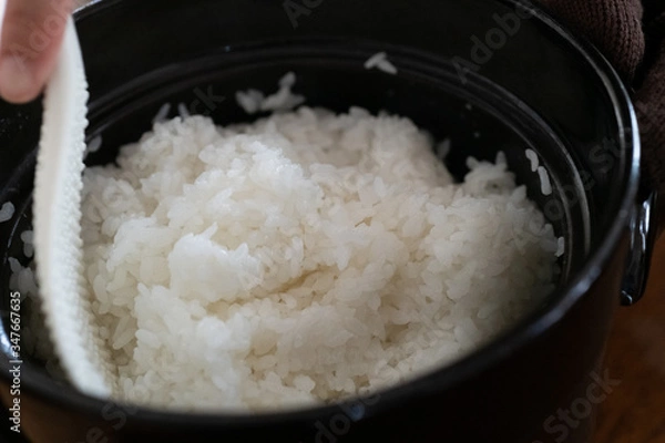 Obraz 自宅の土鍋で炊く白米　炊き立てご飯