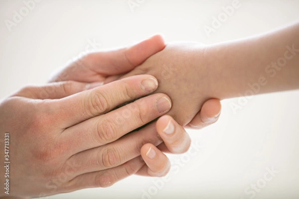 Fototapeta 手をつなぐ母子