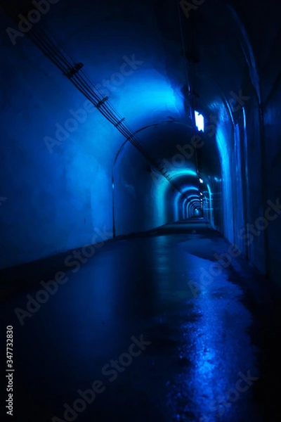 Obraz 薄暗いトンネル