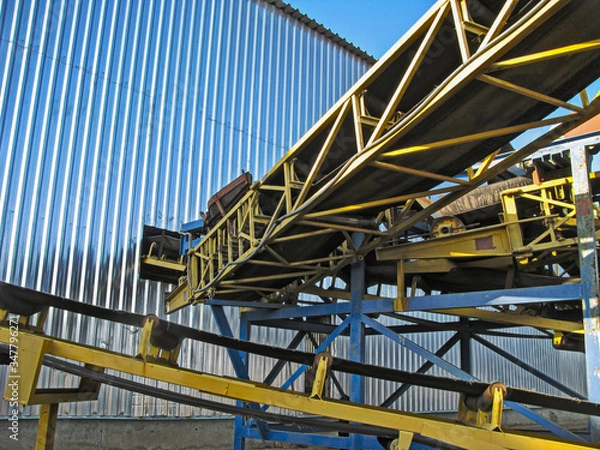 Obraz Distributing Conveyor Unit as Part of the Technological Line of the Metallurgical Processing Complex
