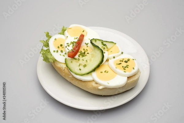 Obraz Ein Halbes Belegtes Brötchen mit Ei