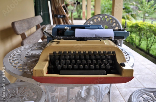 Obraz vintage typewriter with blank paper