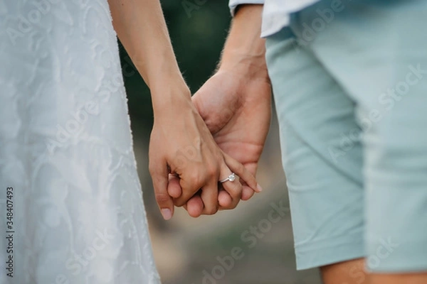Obraz engaged couple holding hands