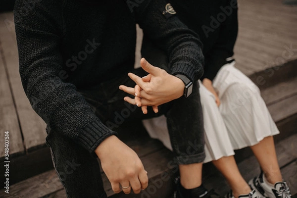 Obraz couple holding hands