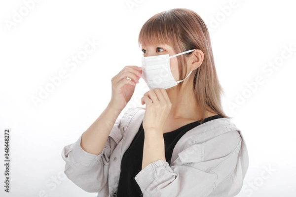 Fototapeta マスクをつける若い女性