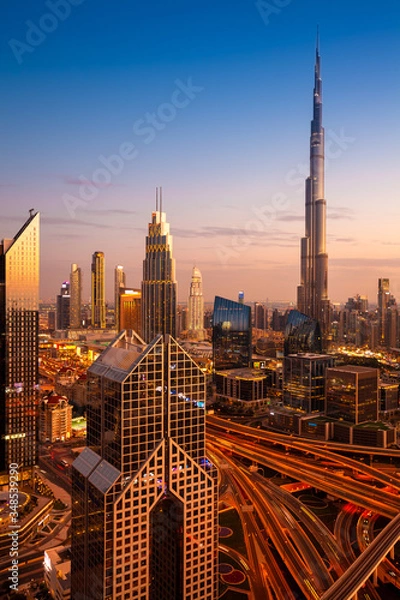 Obraz Widok na futurystyczną panoramę Dubaju i drogę Sheikh Zayed o zmierzchu, ZEA.