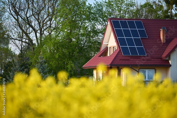 Fototapeta Panele fotowoltaiczne umieszczone na dachu domu