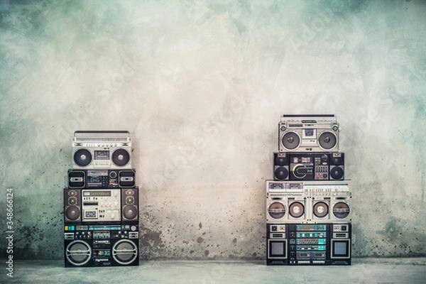 Obraz Retro stary projekt getta blaster boombox magnetofony kasetowe z lat 80-tych z przodu betonowej ściany ulicy. Koncepcja nostalgicznego rapu, hip-hopu, muzyki R&B. Filtrowane zdjęcie w stylu vintage