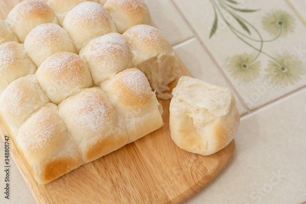 Fototapeta 自宅でパン作り　ちぎりパン　カッティグボードに並べたちぎりパン