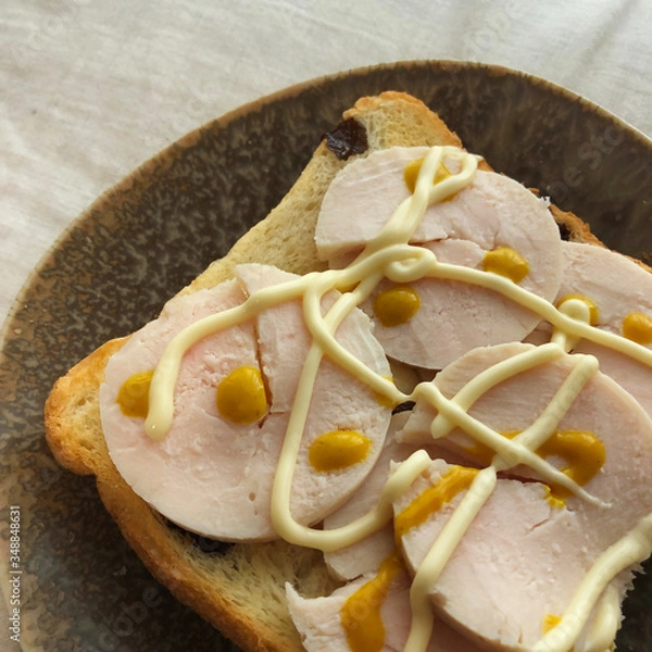 Obraz 鳥ハムとレーズンパンのオープンサンドウイッチ
