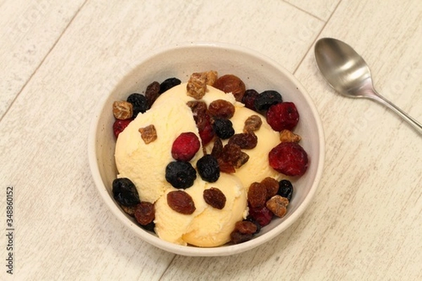 Fototapeta バニラアイス（ドライフルーツ添え）