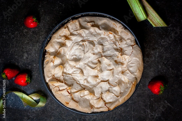 Fototapeta Erdbeeren-Rhabarber-Baiser-Kuchen