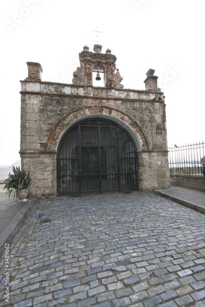 Fototapeta capilla el cristo on cobble stone road
