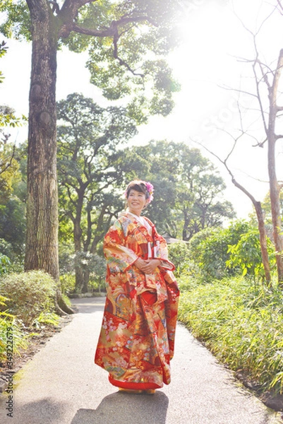 Obraz 日本庭園にいる色打掛を着た女性