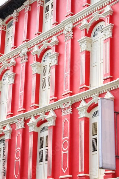 Fototapeta Red building and white windows from singapore china town