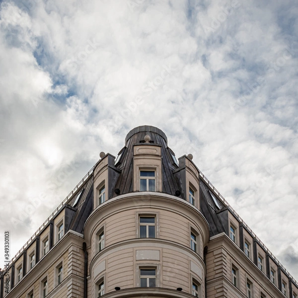 Obraz Фасад дома на фоне голубого неба. Абстракция