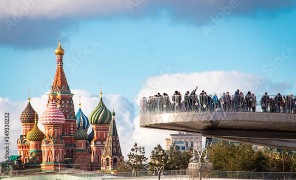 Obraz Вид на Московский Кремль и парк Зарядье. Парящий мост