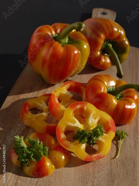 Fototapeta Geschnittene Tigerpaprika