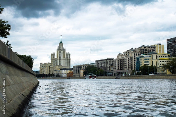 Obraz вид на реку и высотное здание