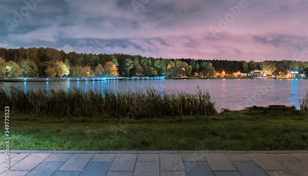 Fototapeta Moscow. October 6, 2019. Meshchersky park in the fall. Beautiful night landscape with a view of the pond