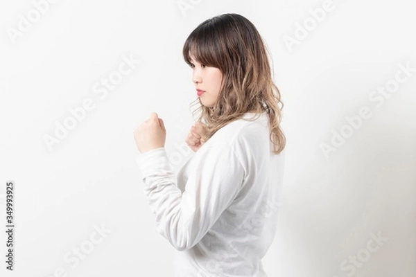 Fototapeta パンチする若い女性