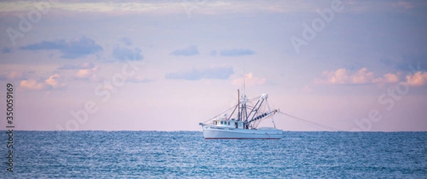 Obraz Łodzie krewetkowe o wschodzie słońca