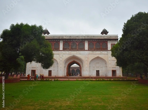 Fototapeta Beautiful Picture of a white old Building inside Red Fort 