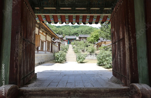 Fototapeta Inside view overlooking the front gate of Korean traditional house. Dosanseowon, Andong, Gyeongsangbuk-do.