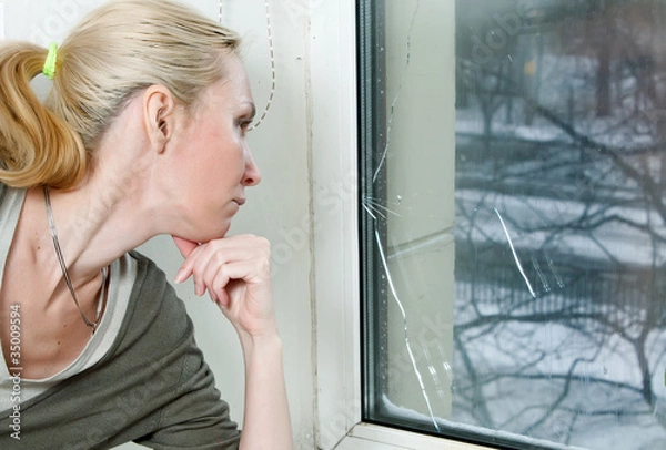 Obraz The housewife is upset, because the double-glazed window