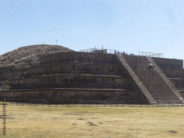 Fototapeta メキシコシティ発郊外有数の観光スポット　テオティワカン遺跡