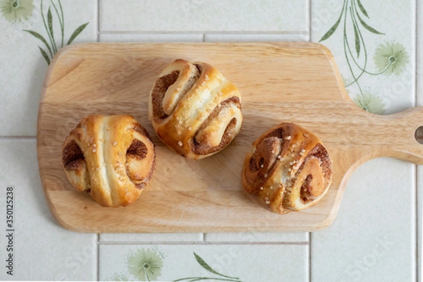 Obraz 自宅でパン作り　シナモンロール　カッティングボードに並べたシナモンロール
