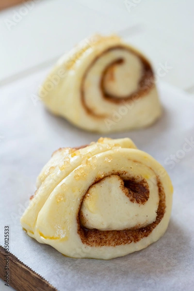 Fototapeta 自宅でパン作り　シナモンロール　二次発酵後の膨らんだパン生地