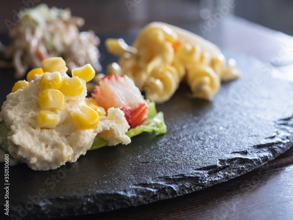 Fototapeta ポテトサラダやマカロニサラダなどが乗ったプレート。