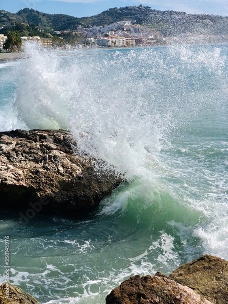 Obraz waves crashing on rocks