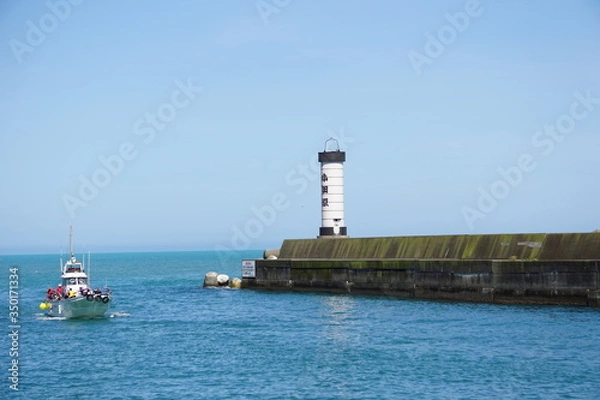 Fototapeta 小田原港の提灯型灯台と入港する船