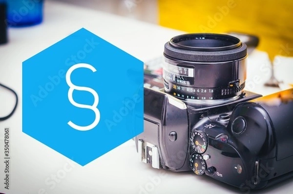 Fototapeta Kamera mit der Aufschrift § Urheberrecht zur Verdeutlichung von Urheberrechtsverstößen in english copyright