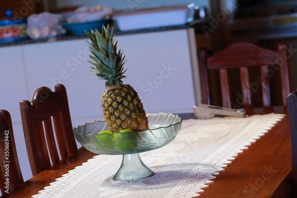 Obraz Abacaxi sobra a mesa
