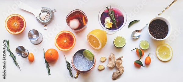 Fototapeta Domowe koktajle składniki krew pomarańczowy cytryna limonka imbir zioła i koktajle martini Moscow mule na białym tle. Tło dla blogów sieci społecznościowych postów z przepisami na napoje