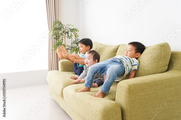 Fototapeta 家で楽しく遊ぶ子どもたち